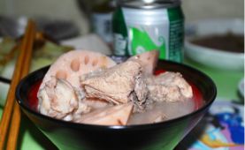 砂锅莲藕排骨汤的做法