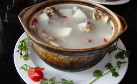 红枣煮排骨面汤的做法