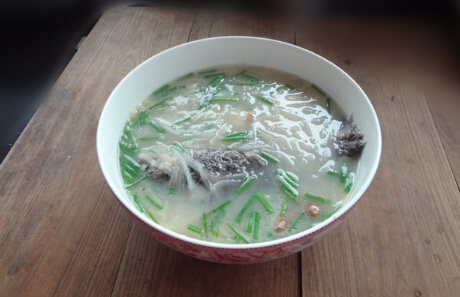鲫鱼萝卜汤的做法,鲫鱼萝卜汤的家常做法